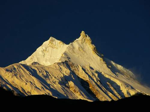 Shot: пятеро российских альпинистов застряла на вершине горы в Непале