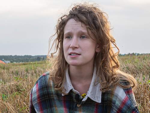 Певицу Монеточку* заочно арестовали в России