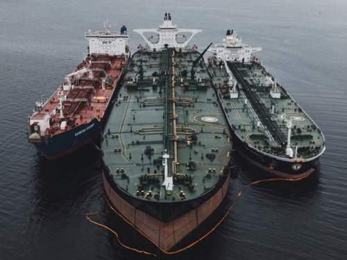 СМИ: компании из Прибалтики тайно заправляют танкеры «теневого флота» РФ