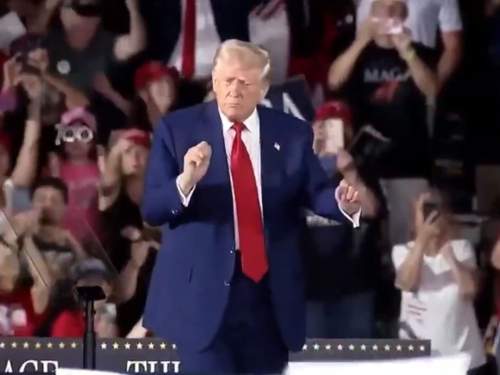 Трамп станцевал перед военными США, которые могут остаться без зарплаты (ВИДЕО)