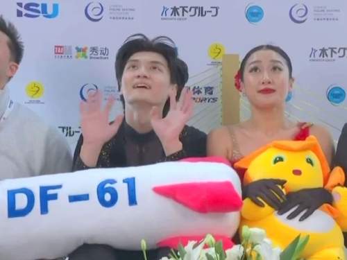 Фигуристы показали игрушку в виде новейшей ракеты КНР, спровоцировав скандал (ВИДЕО) Фигуристы показали игрушку в виде новейшей ракеты КНР, спровоцировав скандал (ВИДЕО)