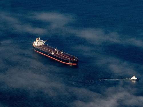 Танкеры с российской нефтью начали останавливаться на полпути