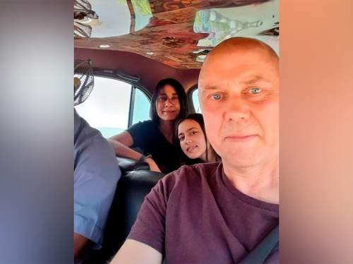 Мужчина спас себе жизнь, сломав шею после удара мизинца о стул