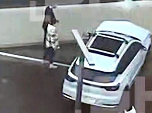 Иномарка протаранила ТЦ в Новой Москве (ВИДЕО)