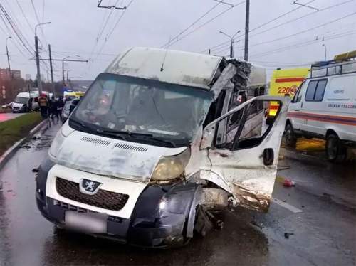 В ДТП с двумя маршрутками и трамваем в Туле погибли 4 человека (ВИДЕО) В ДТП с двумя маршрутками и трамваем в Туле погибли 4 человека (ВИДЕО)
