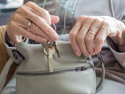 Суд в РФ впервые признал вменяемой пенсионерку, продавшую квартиру «под влиянием мошенников»