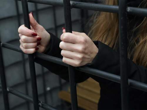 В Новосибирске женщина получила 10 лет колонии за поцелуй с наркотиками в суде В Новосибирске женщина получила 10 лет колонии за поцелуй с наркотиками в суде