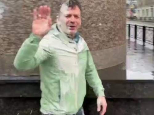 «Вон из России!»: основателя движения «Наши» Василия Якеменко облили ряженкой перед камерой (ВИДЕО)