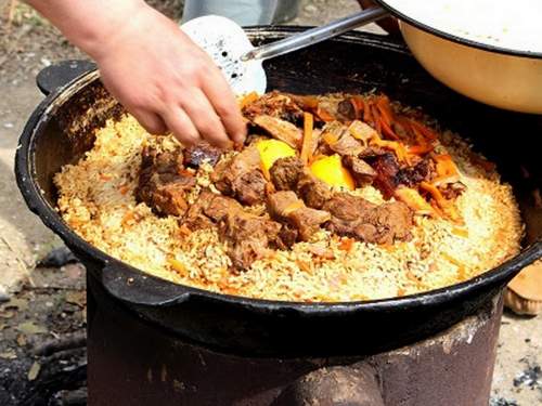 &laquo;Еще бы шаурму фестивальную сделали&raquo;: россияне раскритиковали &laquo;плов дружбы&raquo; на День народного единства в ХМАО