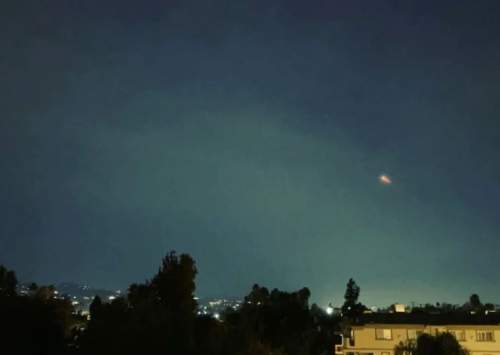 Над Москвой вновь заcсняли метеорит. СМИ заговорили о секретном оружии США (ВИДЕО)