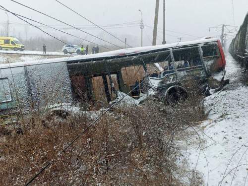 В Хабаровске пассажирский автобус столкнулся с поездом, пострадали четверо (ВИДЕО)
