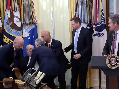 На пресс-конференции с Трампом мужчина упал в обморок в Овальном кабинете (ВИДЕО)