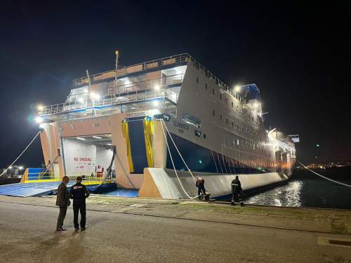 Первый за 14 лет паром из Турции застрял под Сочи Первый за 14 лет паром из Турции застрял под Сочи