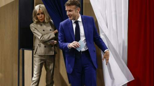 Выпуклость на брюках довела Брижит Макрон до истерики: у первой леди Франции заметили неладное (ФОТО) Выпуклость на брюках довела Брижит Макрон до истерики: у первой леди Франции заметили неладное (ФОТО)