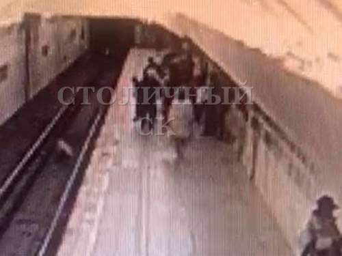 В Москве пенсионерка в метро столкнула 13-летнюю девочку на рельсы (ВИДЕО)