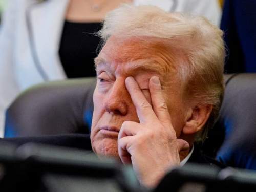 Заснувшего во время встречи Трампа высмеяли в Сети (ФОТО)