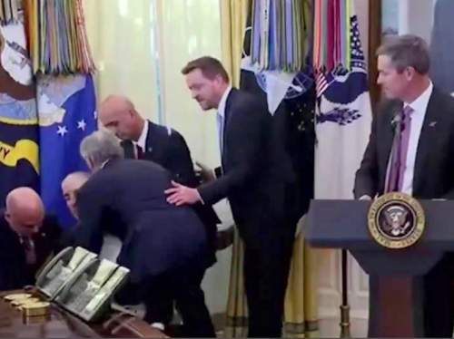 Глава Минздрава США опозорился в присутствии Трампа, проигнорировав упавшего без сознания топ-менеджера (ВИДЕО)