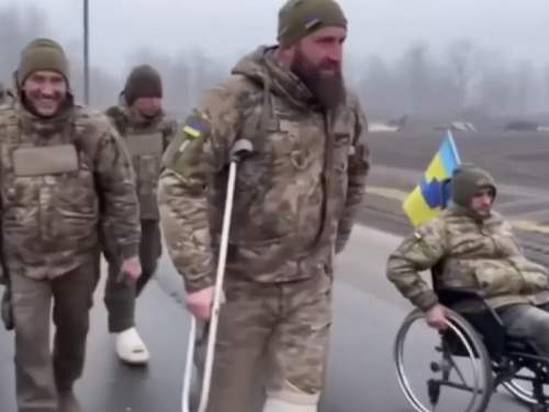 Кто и зачем сливает в Сеть видео массовой сдачи в плен ВСУ в Покровске? (ВИДЕО)