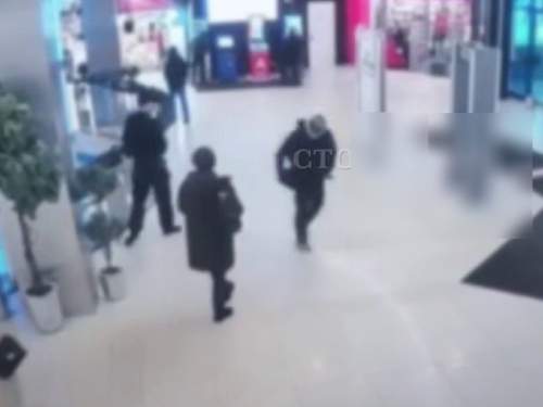 16-летний подросток в ТЦ Москвы ударил ножом охранника и ранил полицейских (ВИДЕО)