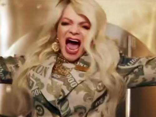 Купается в долларах и кричит «За деньги да»: новое видео с Долиной разнесли в Сети (ВИДЕО)