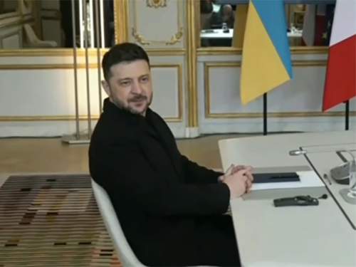 &laquo;Колбасит хорошо так&raquo;: Зеленский на встрече с Макроном в Париже напугал публику странной мимикой (ВИДЕО)