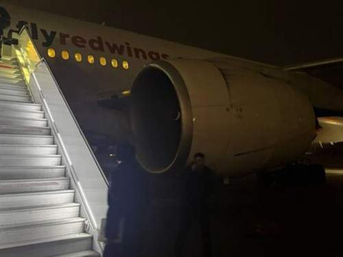 Самолет экстренно сел в Домодедово после возгорания двигателя (ФОТО, ВИДЕО) Самолет экстренно сел в Домодедово после возгорания двигателя (ФОТО, ВИДЕО)