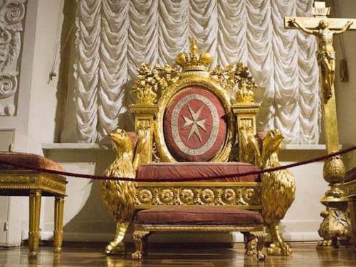 Россиянин, неудачно севший на трон в Эрмитаже, получил 800 тыс. штрафа (ФОТО)