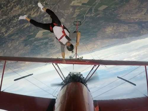 Зацепившийся за крыло самолета парашютист попал на видео (ВИДЕО)