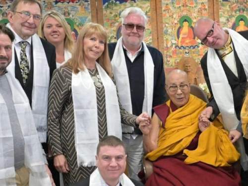 Ушли в запой: визит к далай-ламе делегации Эстонии обернулся громким скандалом