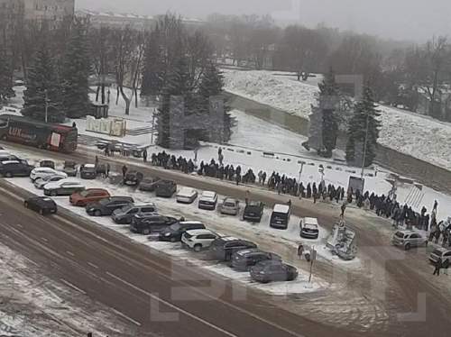 Эстонцы рванули на праздники в Россию: километровые очереди попали на видео (ФОТО, ВИДЕО)