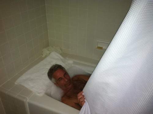 Голые тела с цитатами из &laquo;Лолиты&raquo; и Билл Гейтс с девушкой: новые фото из архива Эпштейна (ФОТО)