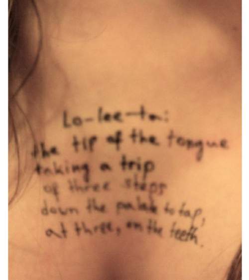 Голые тела с цитатами из &laquo;Лолиты&raquo; и Билл Гейтс с девушкой: новые фото из архива Эпштейна (ФОТО)