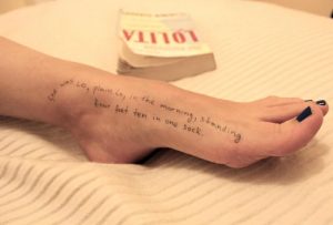 Голые тела с цитатами из &laquo;Лолиты&raquo; и Билл Гейтс с девушкой: новые фото из архива Эпштейна (ФОТО)