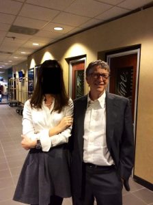 Голые тела с цитатами из &laquo;Лолиты&raquo; и Билл Гейтс с девушкой: новые фото из архива Эпштейна (ФОТО)