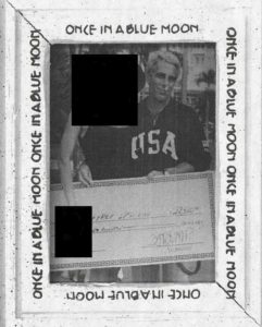 Минюст США опубликовал фото Эпштейна с чеком от Трампа на $22,5 тыс. (ФОТО)