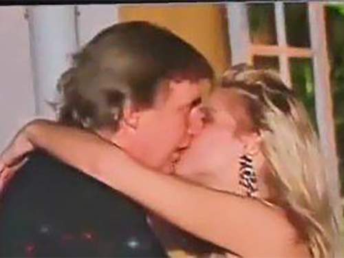 &laquo;Обнимает и целует девушек в губы&raquo;: скандальное видео с Трампом слили Сеть (ВИДЕО)