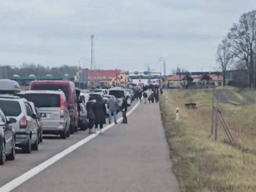 Многокилометровая пробка на польско-российской границе попала на видео: европейцы жаждут отметить Рождество в РФ (ВИДЕО)