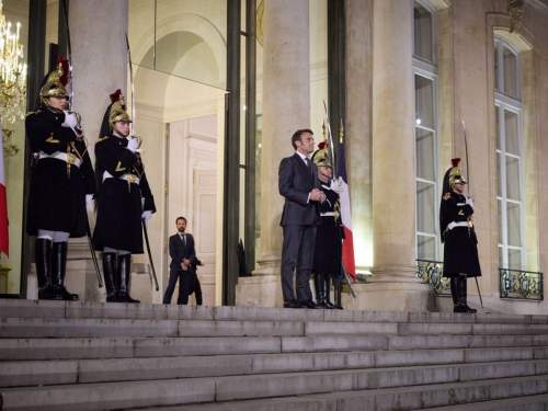 &laquo;Чашечный&raquo; скандал в Елисейском дворце сделал из Макрона посмешище