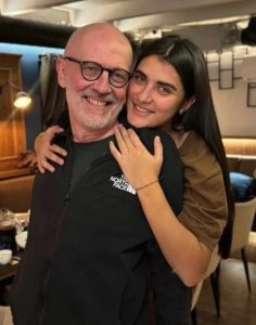 Телеведущий Александр Гордон бросил молодую арфистку и женился в шестой раз на 23-летней Алине (ФОТО)