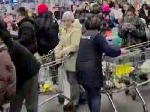 «Повелись на халяву»: москвичи встали в очереди в ТЦ из-за сбоя «Яндекса» (ВИДЕО)