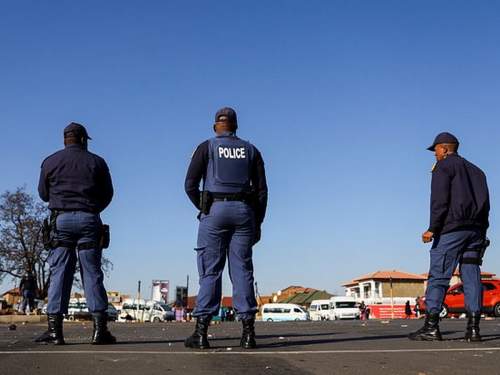 Мужчина отрубил голову юноше на глазах у его родных без всякой причины и сбежал с ней