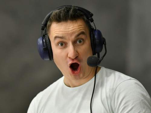 Омский комментатор в прямом эфире оскорбил хоккеистов из Казахстана