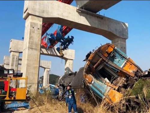 В Таиланде при падении строительного крана на поезд погибли 22 человека (ВИДЕО)