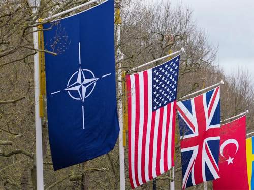 НАТО на гране развала: Канада угрожает США, Франция может покинуть альянс