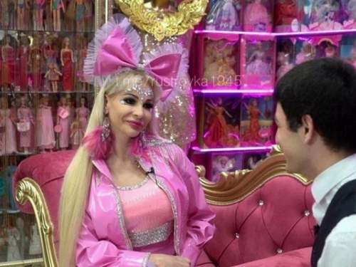 &laquo;Русская Барби&raquo; получила медаль и звание &laquo;Гордость России&raquo;, вызвав скандал (ВИДЕО)