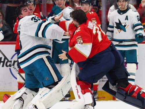 В НХЛ подрались российские вратари: Бобровский сразился с Недельковичем (ВИДЕО)