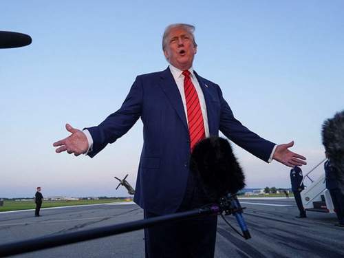 Белый дом объяснил возвращение самолета Трампа после вылета в Давос