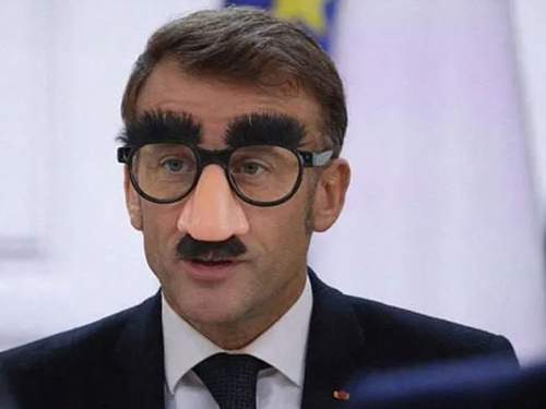 «Глаз тигра»: Макрон в очках-авиаторах в Давосе стал мемом (ФОТО)