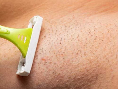 В Германии мужчина побрил подмышки станком жены и умер