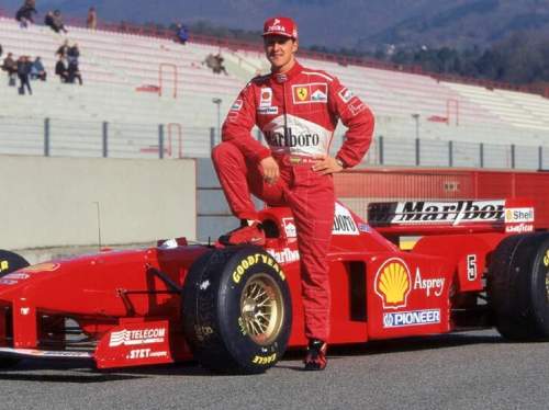 Daily Mail: Шумахер, разбившийся в Альпах в 2013 году, больше не прикован к постели и передвигается на коляске